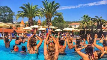 3 outdoor pools, open 10:00 AM to 7:00 PM, pool umbrellas, sun loungers