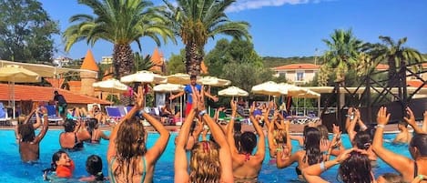 3 outdoor pools, open 10:00 AM to 7:00 PM, pool umbrellas, pool loungers