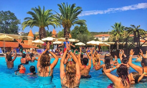 3 ulkouima-allasta avoinna 10.00–19.00, aurinkovarjoja, aurinkotuoleja