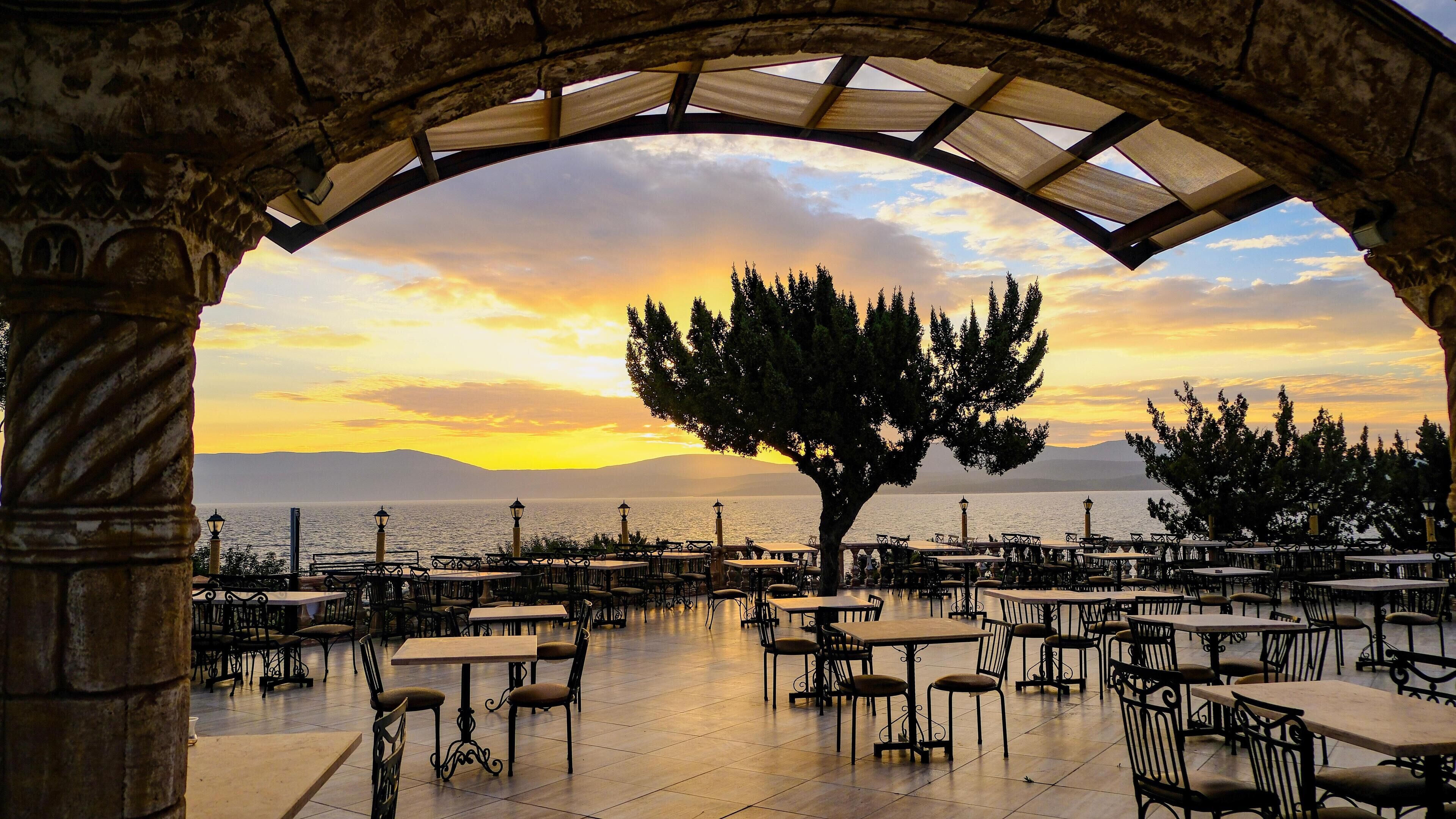 Breakfast, lunch, dinner served; international cuisine 