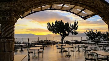 Breakfast, lunch, dinner served; international cuisine