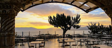 حيث تُقدم وجبات الإفطار، الغداء، العشاء، الأطباق العالمية