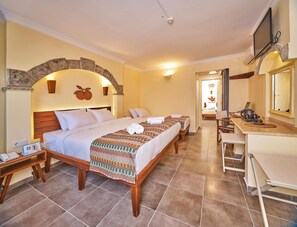 Ylelliset vuodevaatteet, minibaari, tallelokero huoneessa, työpöytä