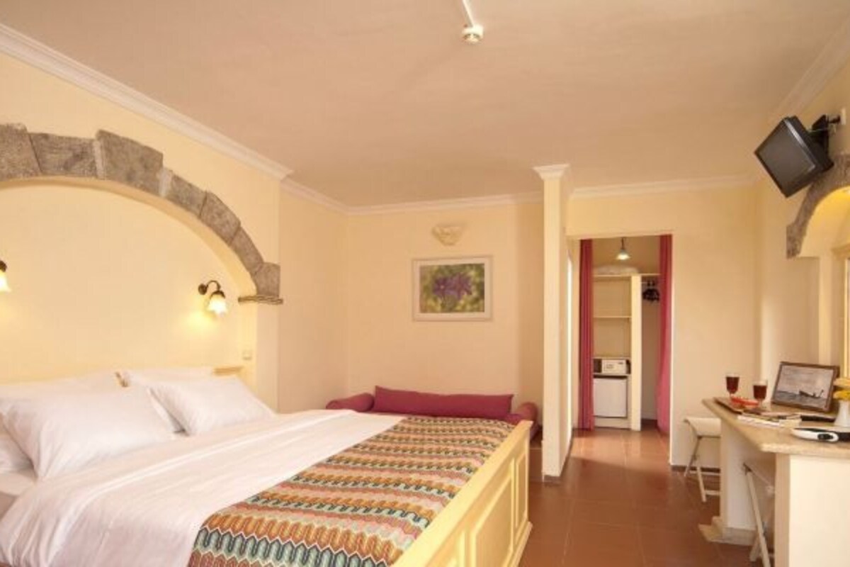 Premium bedding, minibar, in-room safe, cribs (free)