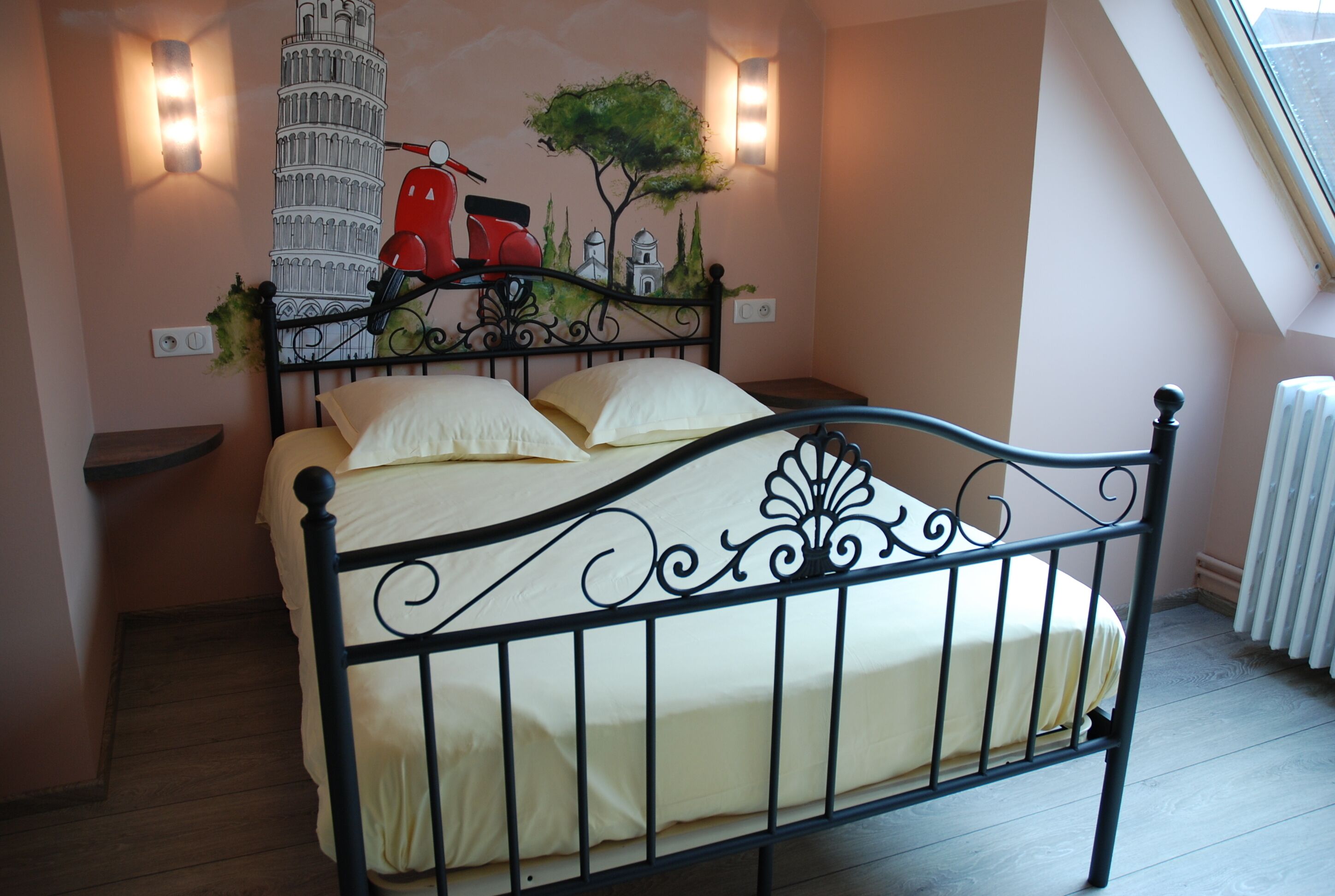 standard double room | in-room safe, desk, blackout curtains, soundproofing