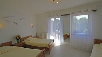 Zimmersafe, Schreibtisch, Verdunkelungsvorhänge, schallisolierte Zimmer