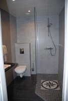 Habitación Confort doble | Baño | Secador de pelo y toallas