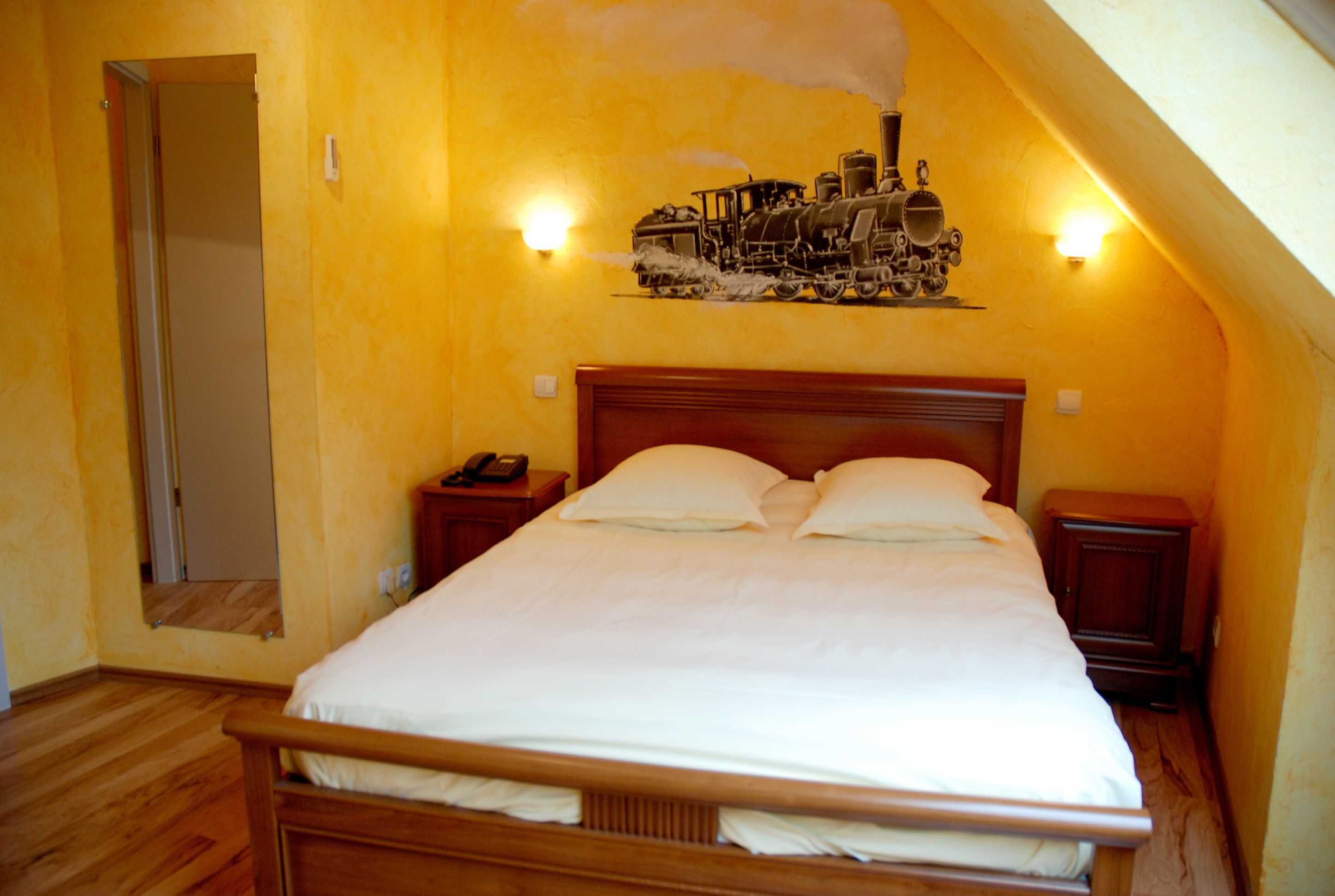 standard double room | in-room safe, desk, blackout curtains, soundproofing