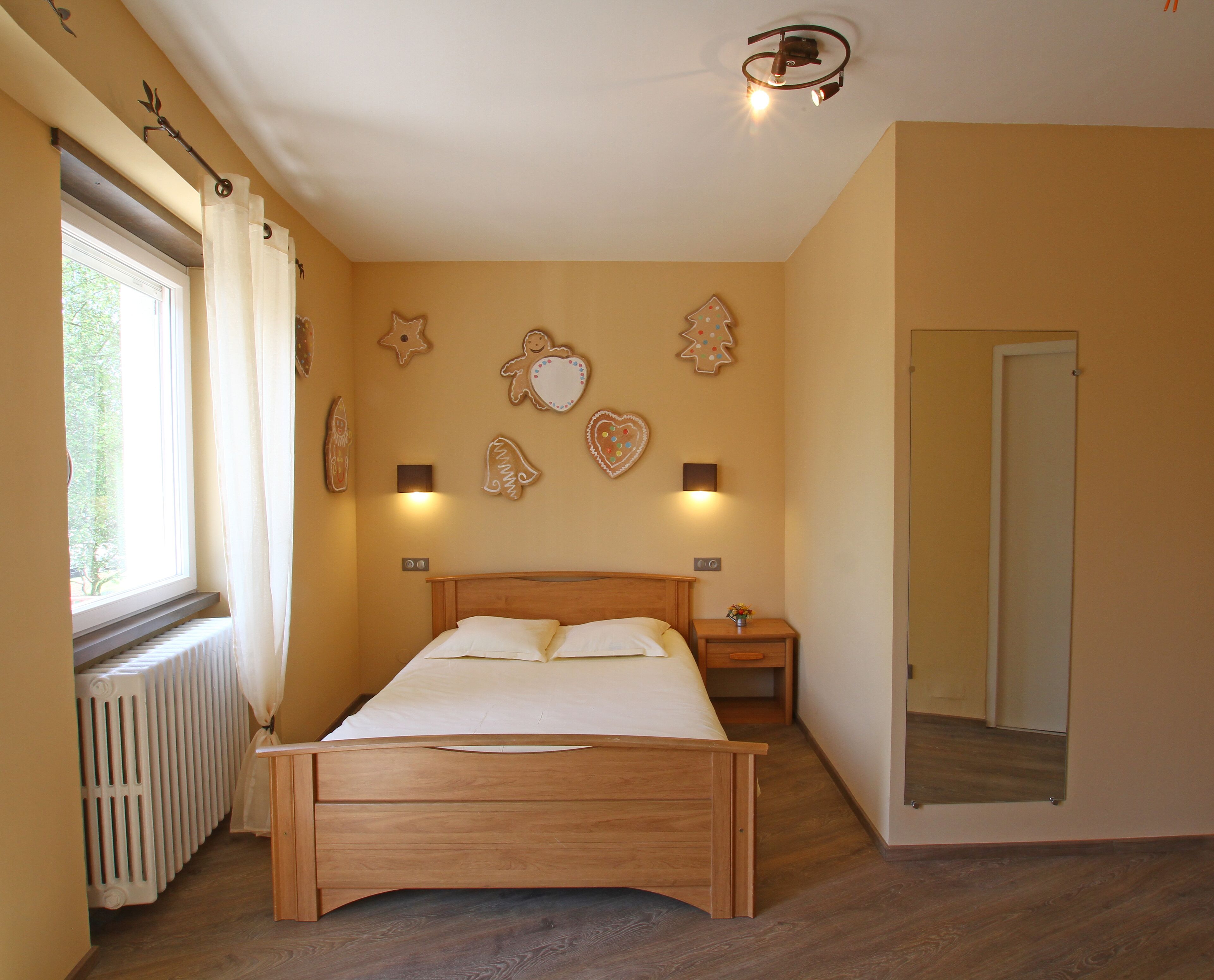 standard double room | in-room safe, desk, blackout curtains, soundproofing