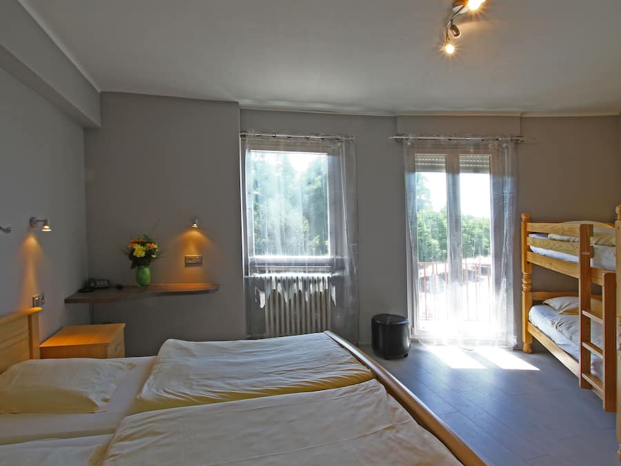 Habitación cuádruple | Caja de seguridad en la habitación, escritorio y cortinas blackout