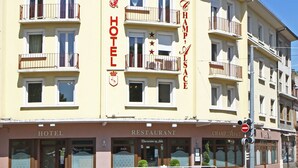 A hotel with a restaurant and bar on the ground floor, featuring a classic European architectural style with multiple balconies and a prominent sign. - Champ'Alsace Centre (Haguenau)