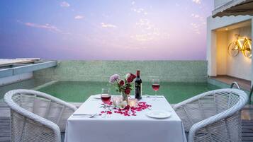 Menyajikan masakan internasional