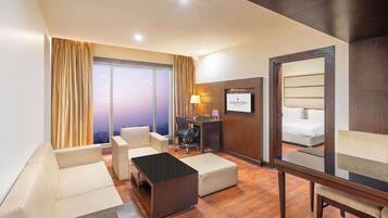 Suite, 1 kamar tidur | Minibar, brankas, kedap suara, dan setrika/meja setrika