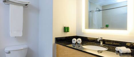 Ein Badezimmer mit Toilette, Waschbecken und Spiegel.