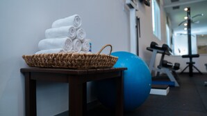A gym area with a wicker basket of rolled towels, a blue exercise ball, and fitness equipment. - Holiday Inn Express Managua by IHG (Managua)
