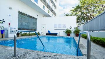 Una piscina al aire libre