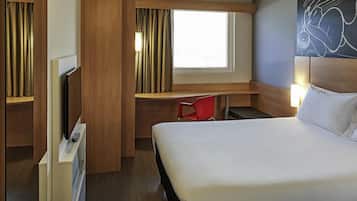 Frigobar, cofres nos quartos, escrivaninha, cortinas blackout