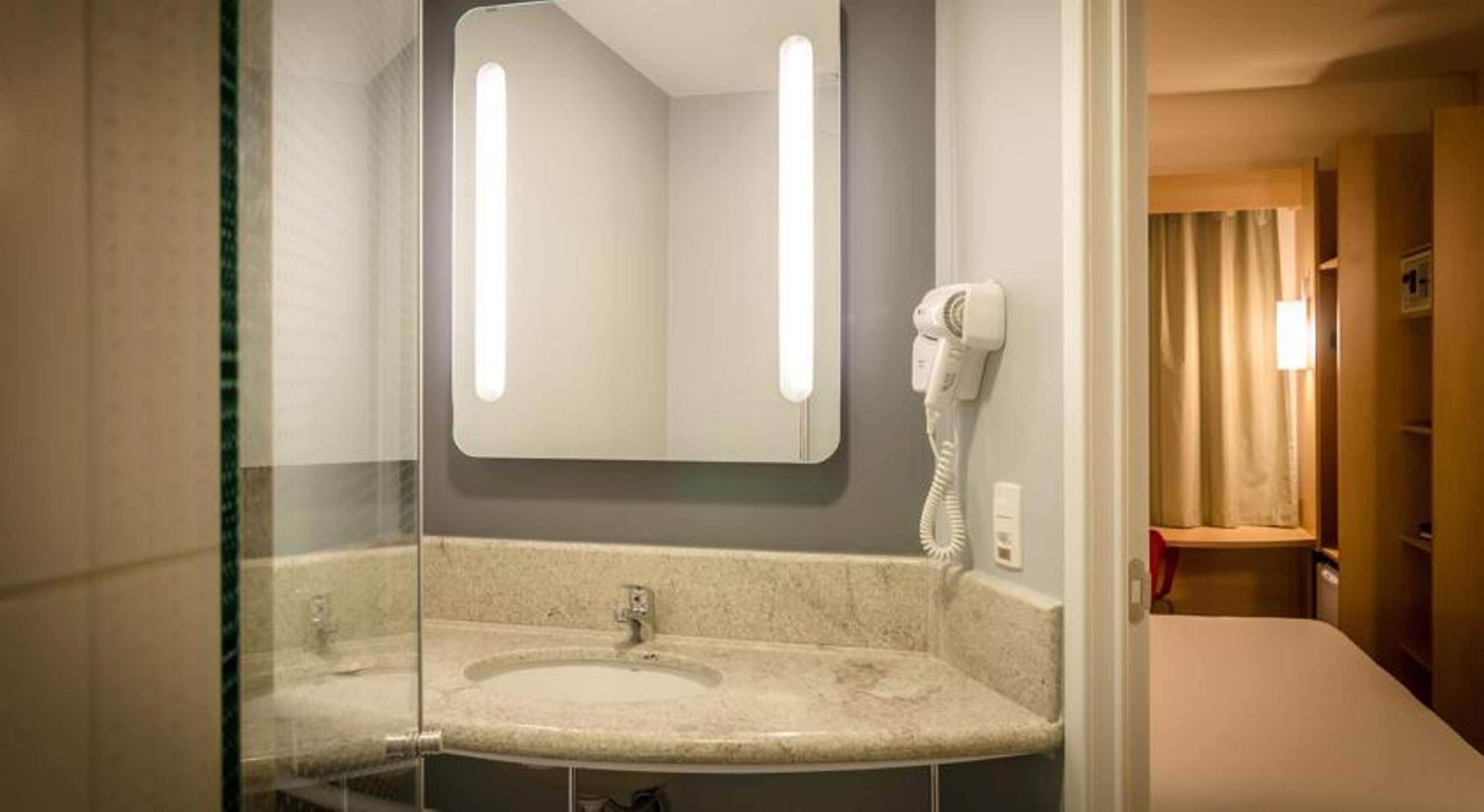 standard apartment, 1 double bed | bathroom | shower, eco-friendly toiletries, hair dryer, towels