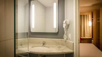 Standard Apartment, 1 Katil Kelamin (Double) | Bilik Mandi | Pancuran mandi, kelengkapan dandanan diri mesra alam, pengering rambut