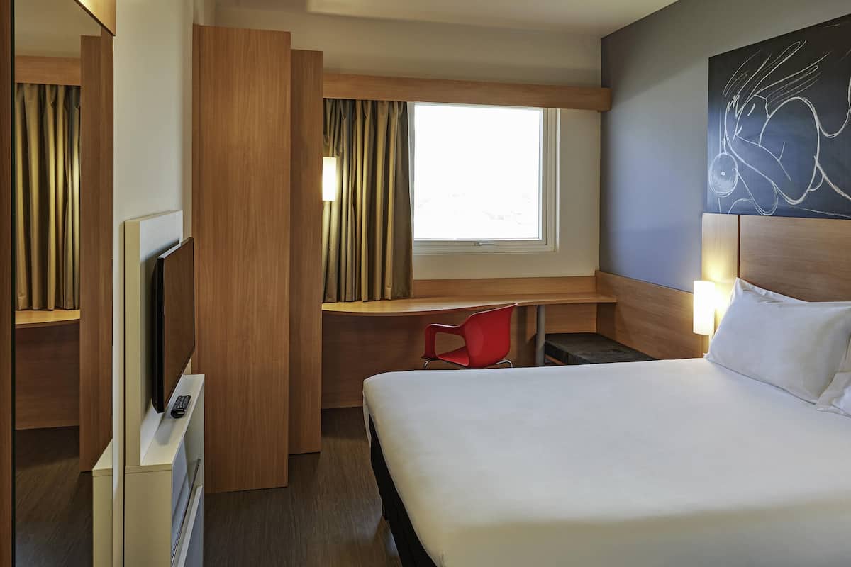 Minibar, safe på rommet, skrivebord og blendingsgardiner