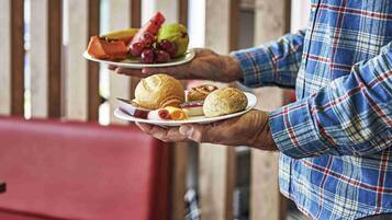 Daily buffet breakfast (BRL 53.00 per person)