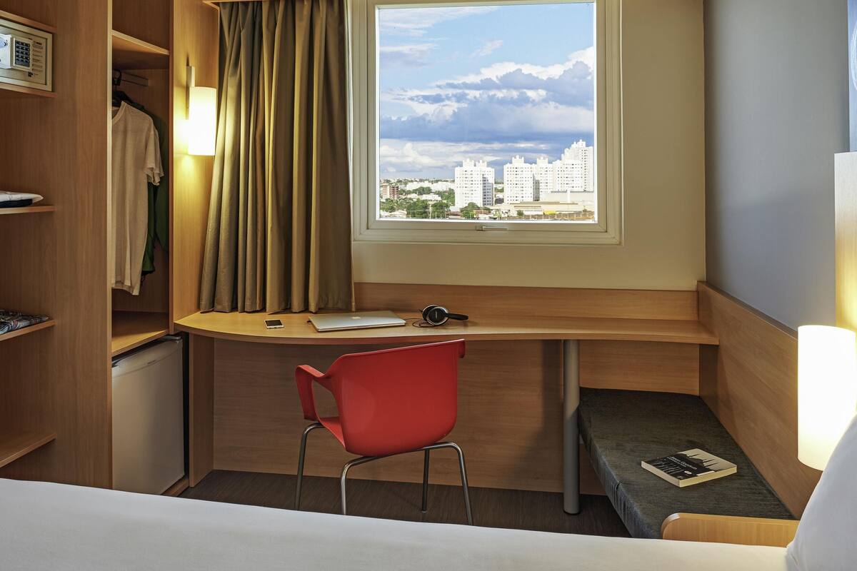 standard apartment, 1 double bed | minibar, in-room safe, desk, blackout curtains