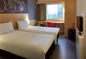 Apartament estàndard, 2 llits individuals | Minibar, caixa forta a l'habitació, escriptori i cortines opaques 