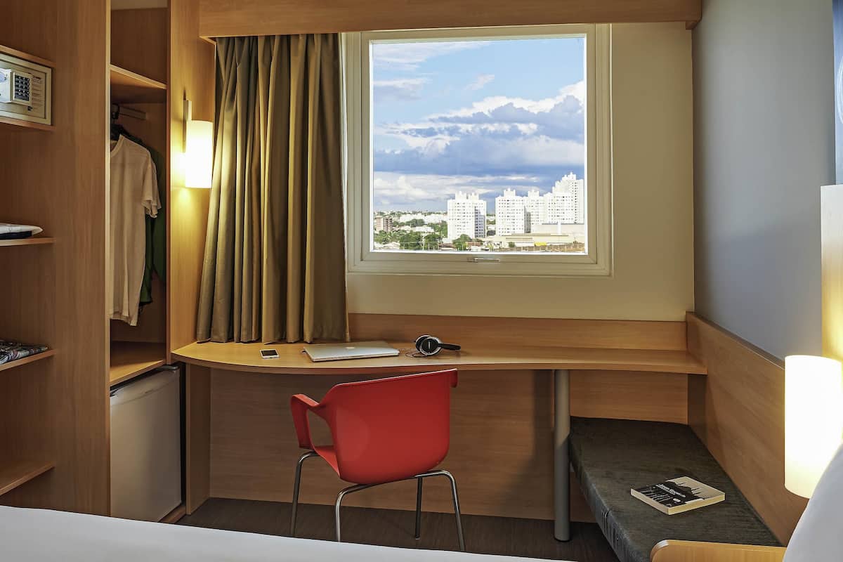 Leilighet – standard, 1 dobbeltseng | Minibar, safe på rommet, skrivebord og blendingsgardiner