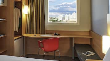 Apartamento standard, 1 cama de casal | Frigobar, cofres nos quartos, escrivaninha, cortinas blackout