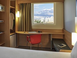 Apartamento estándar, 1 cama doble | Minibar, caja fuerte, escritorio y cortinas opacas