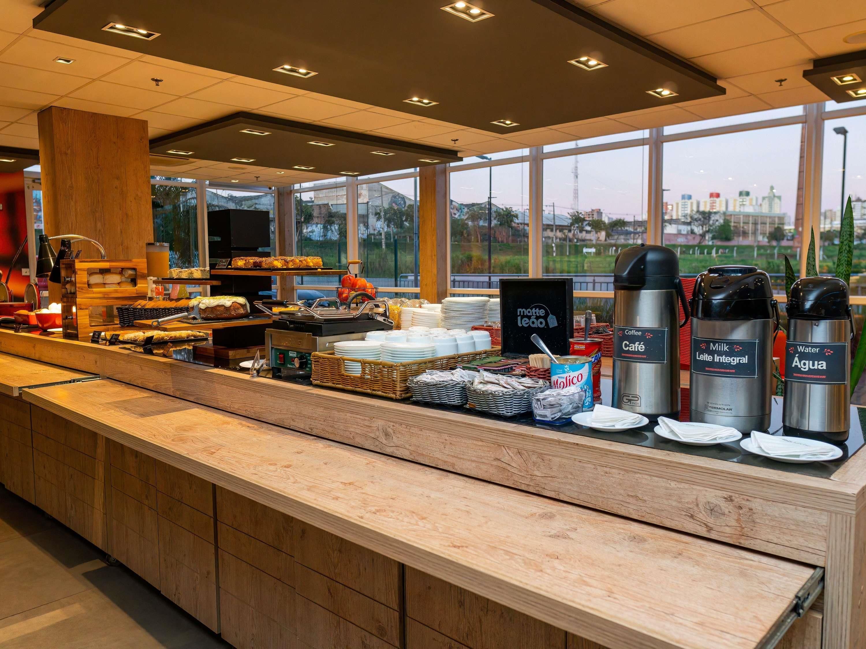 Café da manhã com buffet todos os dias mediante uma taxa