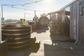 Outdoor spa tub - Volkshotel (Amsterdam)