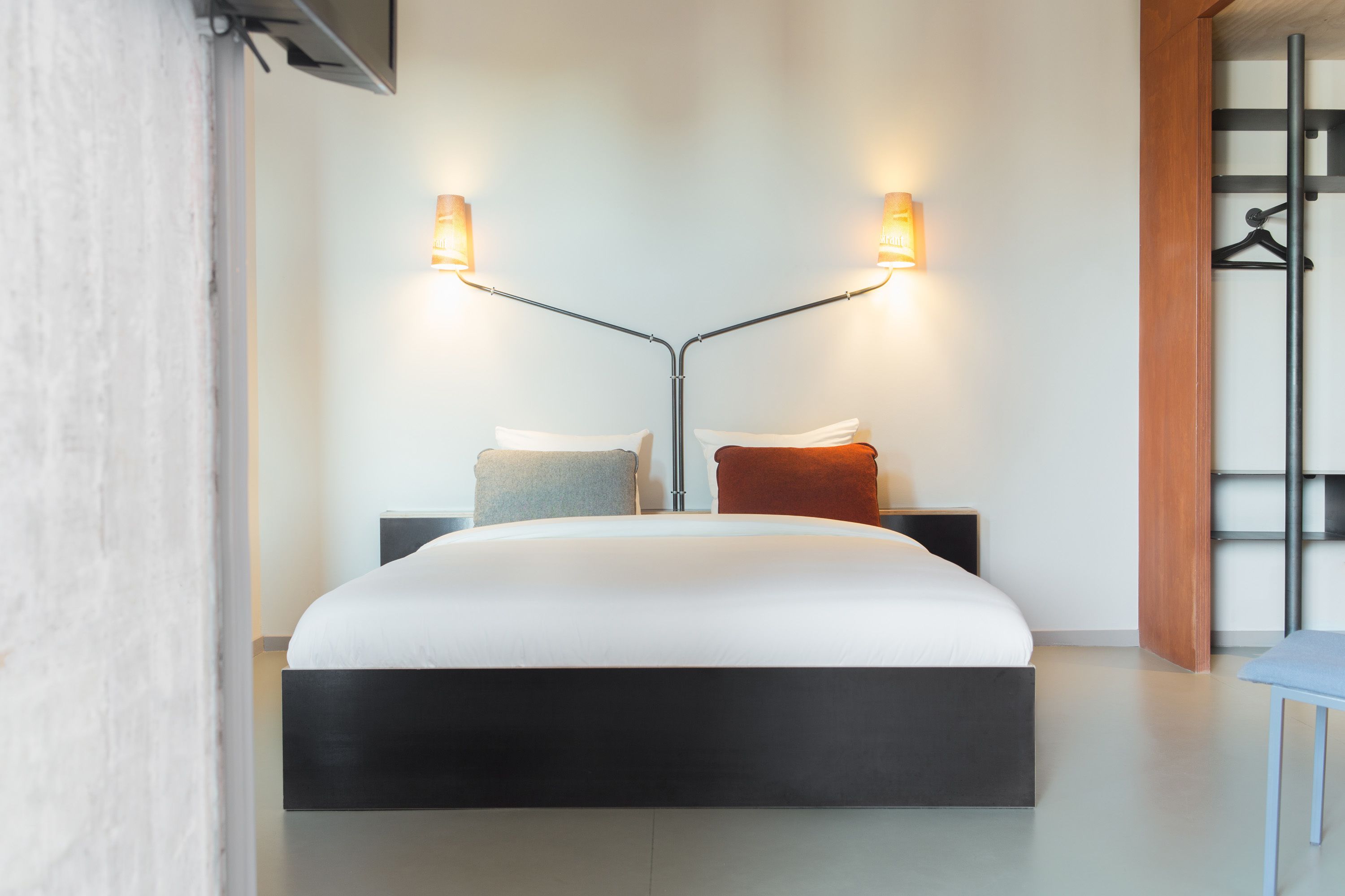 quadruple room, bathtub | 1 bedroom, in-room safe, free wifi, bed sheets