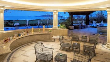 Una piscina cubierta, 2 piscinas al aire libre, sombrillas