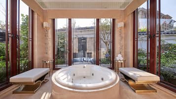 Bañera y ducha independientes y bañera profunda