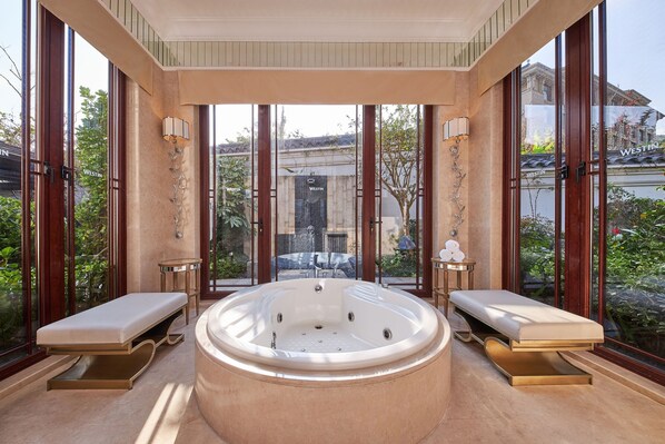 Separate tub and shower, deep soaking tub, rainfall showerhead