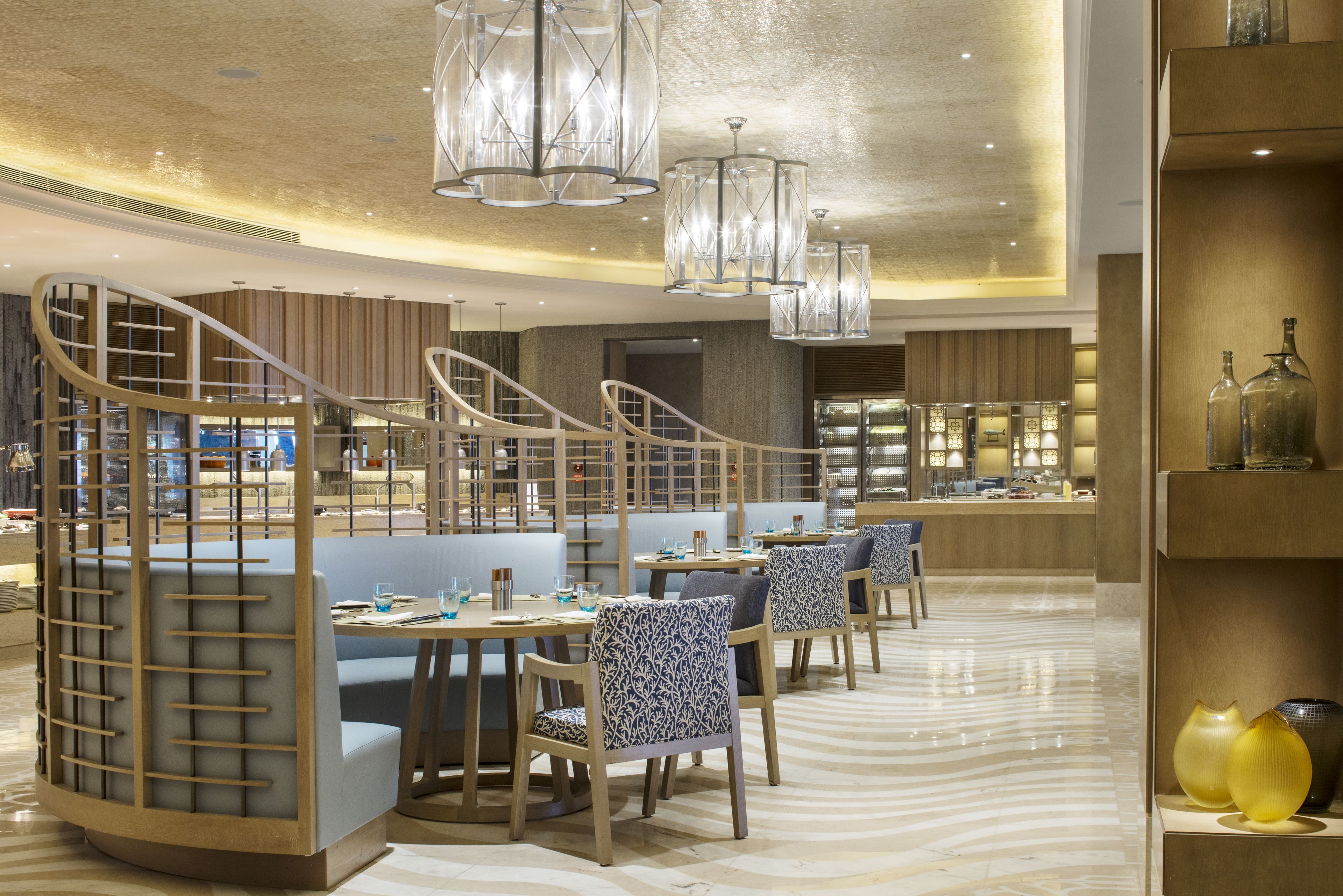 Daily buffet breakfast (CNY 158 per person)