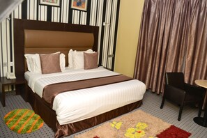 Minibar, in-room safe, desk, blackout drapes - Mardezok Hotel (Asaba)