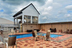 Outdoor pool - Mardezok Hotel (Asaba)