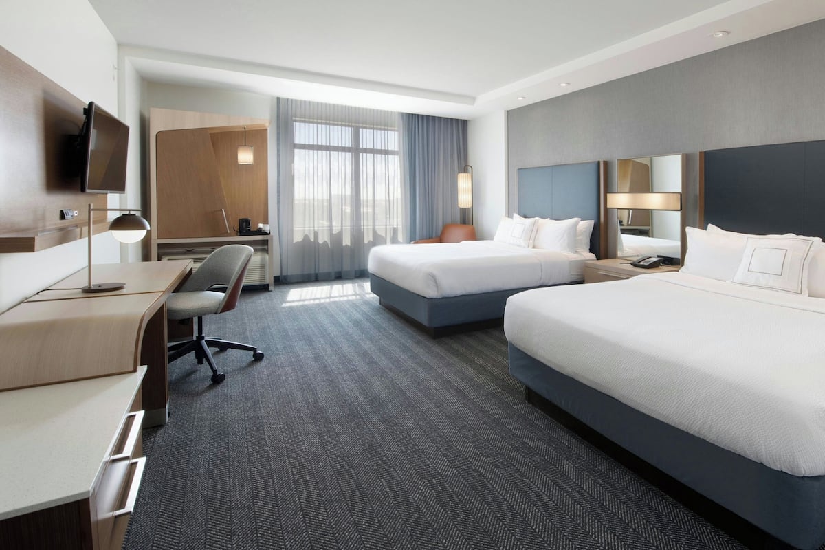 Hypo-allergenic bedding, desk, iron/ironing board, free WiFi