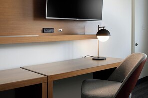 Hypo-allergenic bedding, desk, iron/ironing board, free WiFi