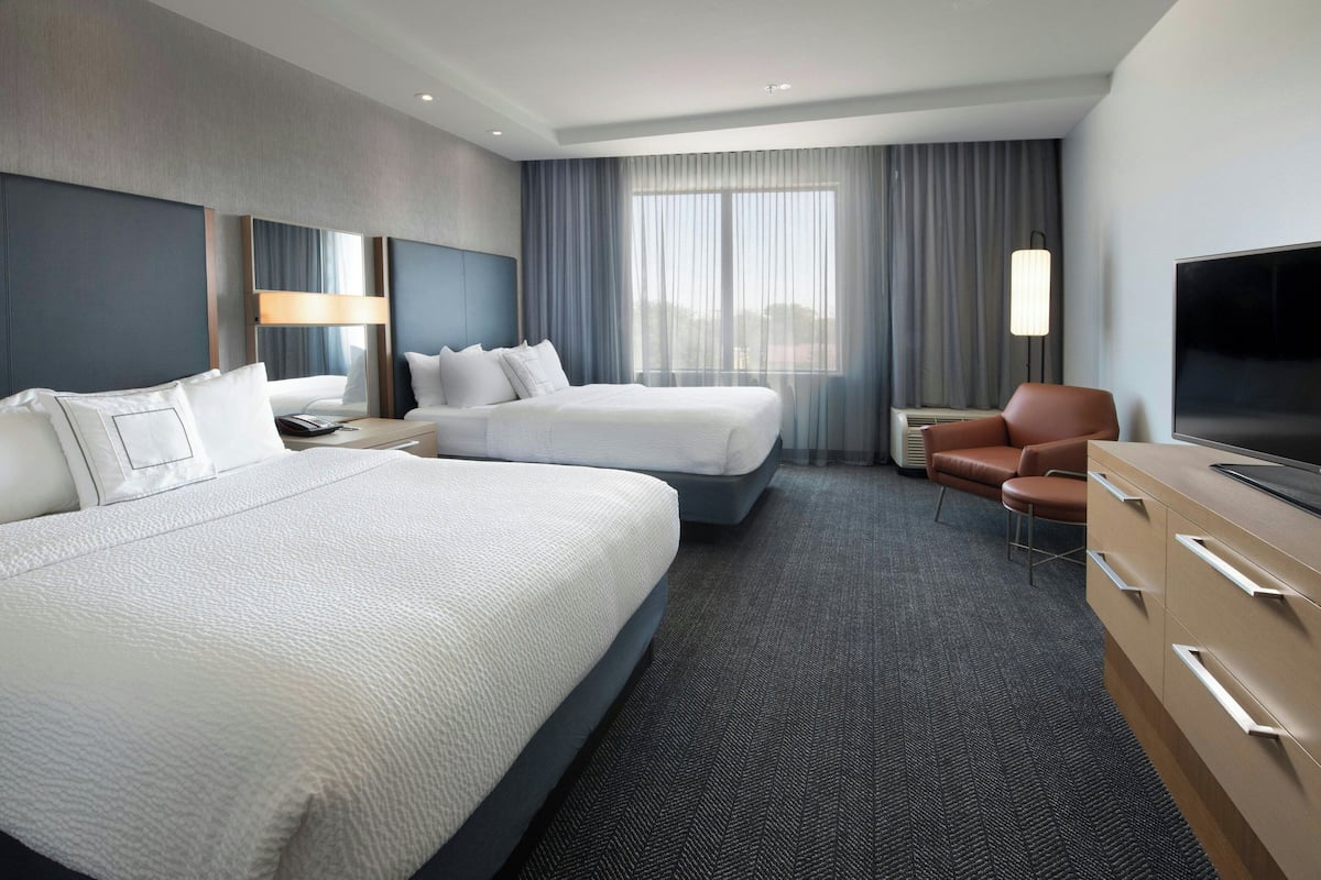 Hypo-allergenic bedding, desk, iron/ironing board, free WiFi
