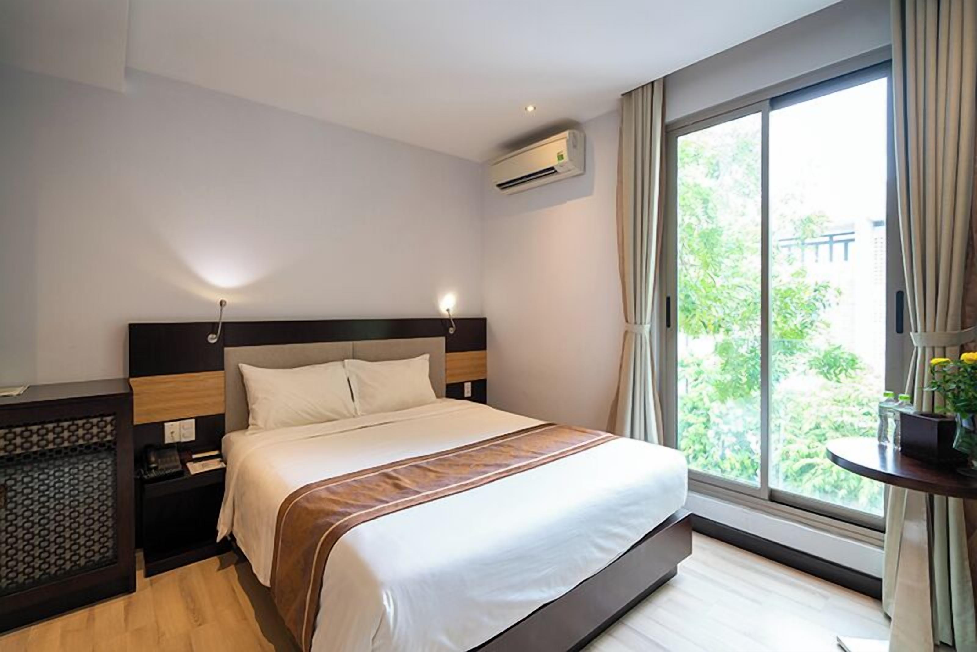 Minibar, desk, soundproofing, free WiFi