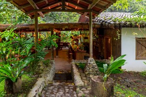 Se sirven desayunos, comidas, cenas y cocina local con vista al jardín