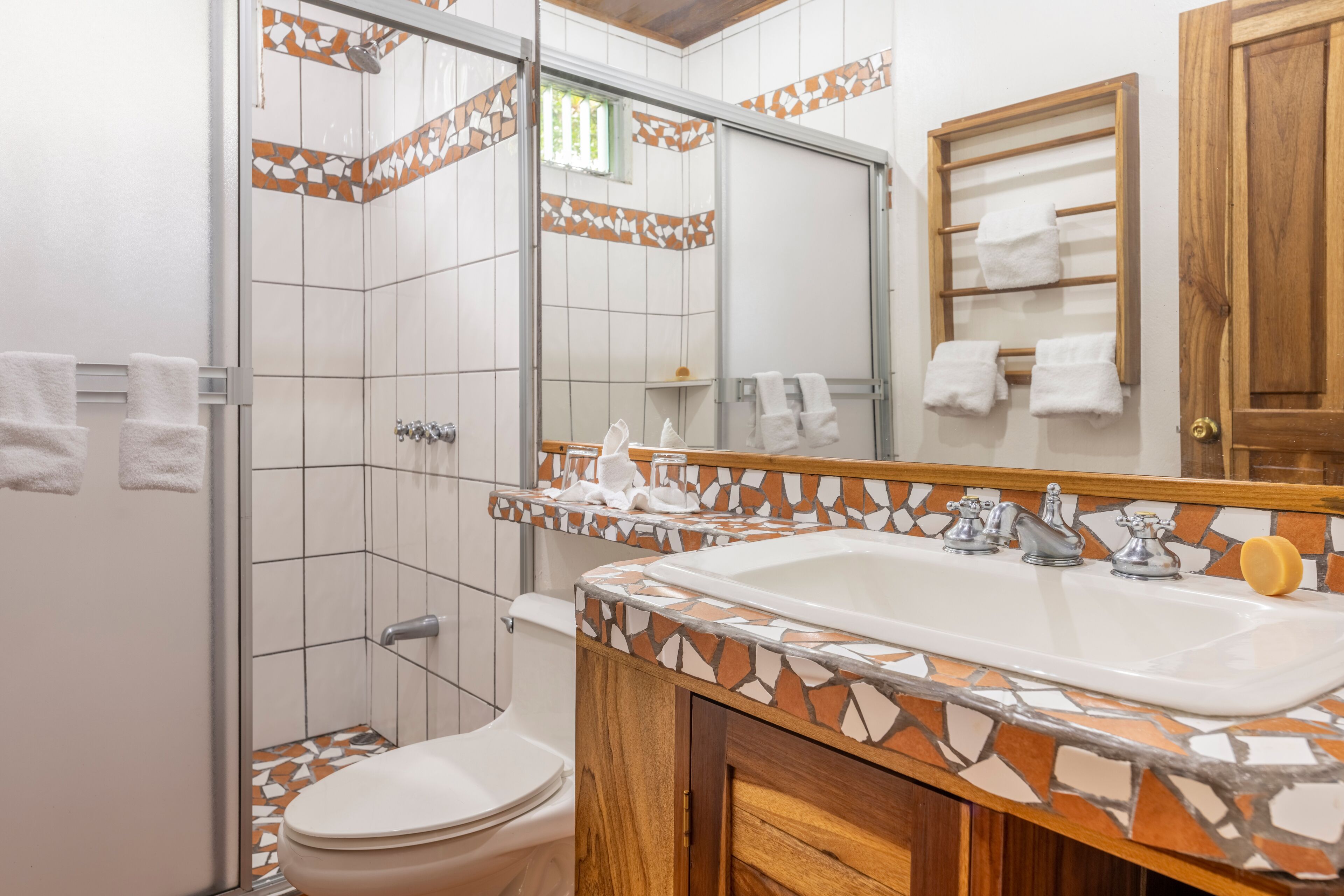 deluxe room | bathroom | shower, eco-friendly toiletries, hair dryer, towels