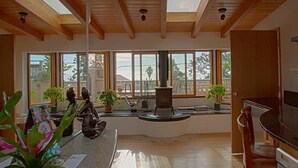 套房, 2 间卧室, 海洋景观 (1 King and 1 Queen Bed) | 私人简易厨房 | 茶具/咖啡用具
