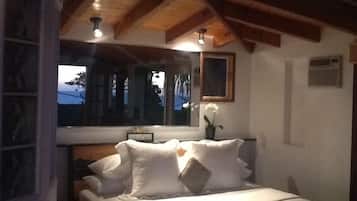 Tabla de planchar con plancha, wifi gratis y ropa de cama