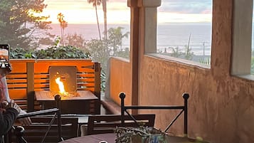 Premier Room, 1 King Bed, Hot Tub, Ocean View | Terrace/patio