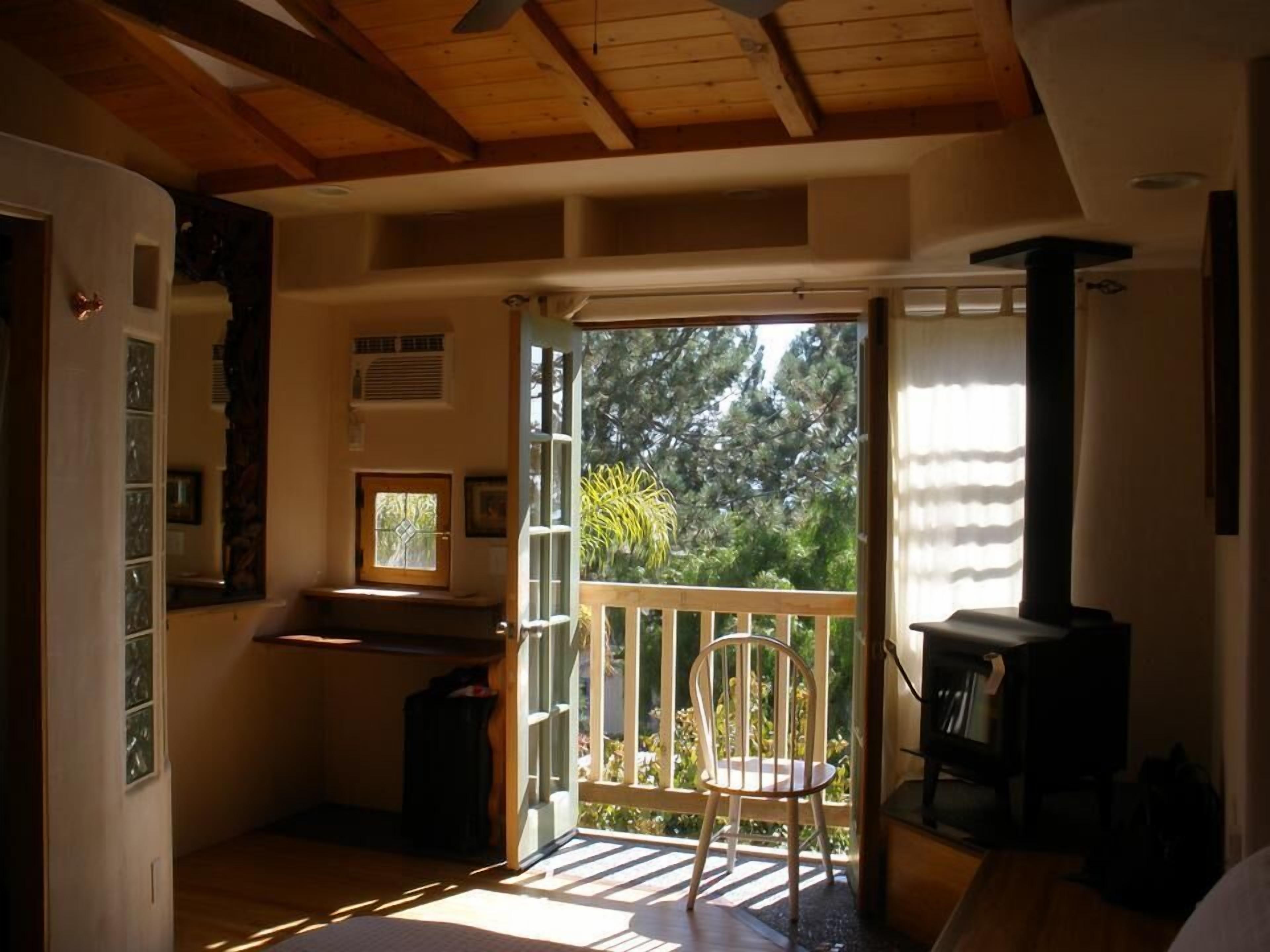 deluxe room, 1 king bed, ocean view | living area | tv