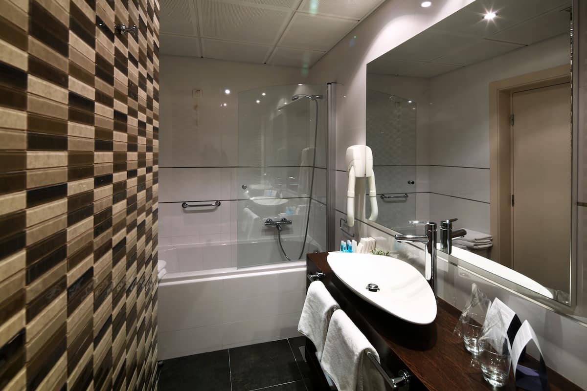 suite, balcony, sea view | bathroom | free toiletries, towels